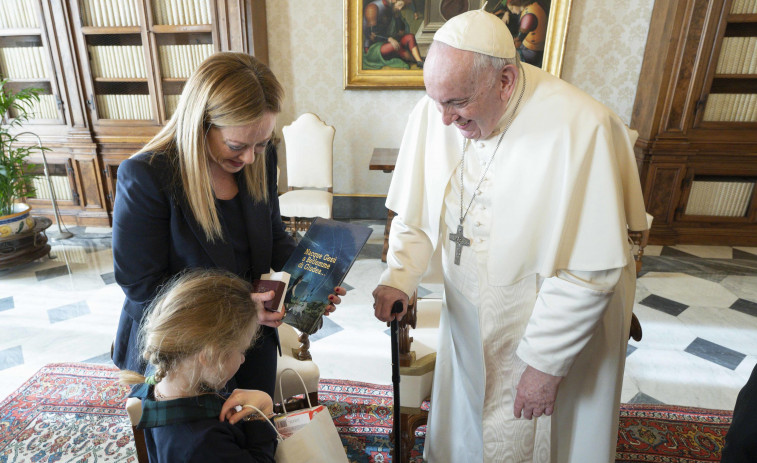 Meloni visita al papa Francisco acompañada de su pareja y su hija