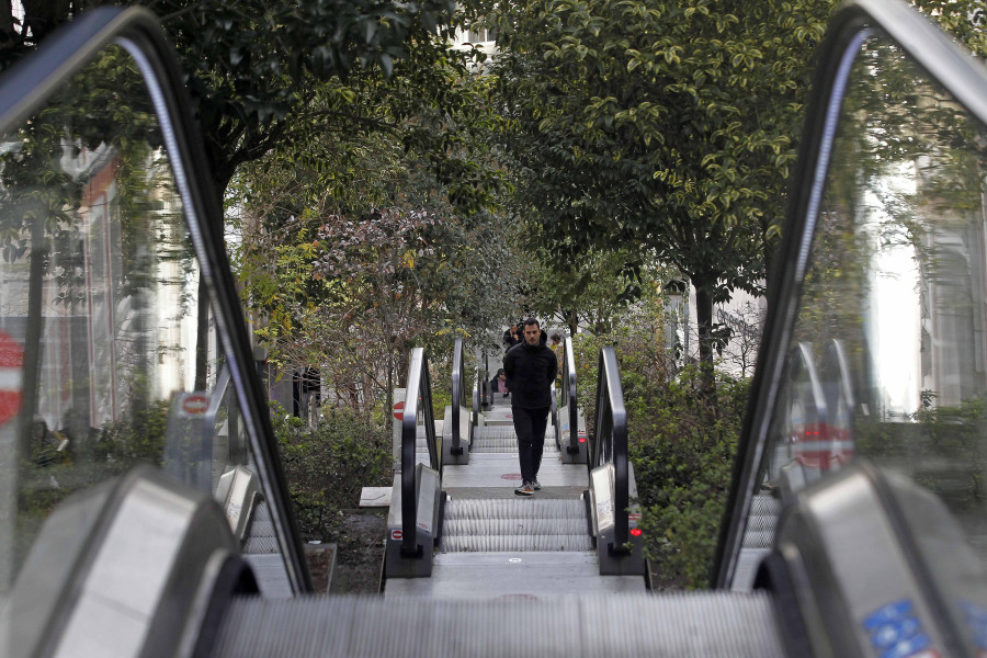 Los vecinos se hartan de los fallos en la escalera de Maestro Clavé, en A Coruña, y piden una cubierta
