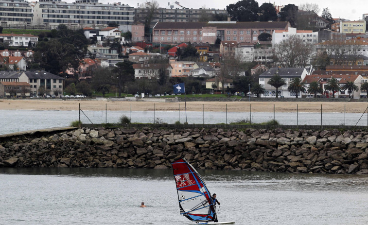 Medio Ambiente instalará una boya en la playa de Oza para medir la calidad del agua