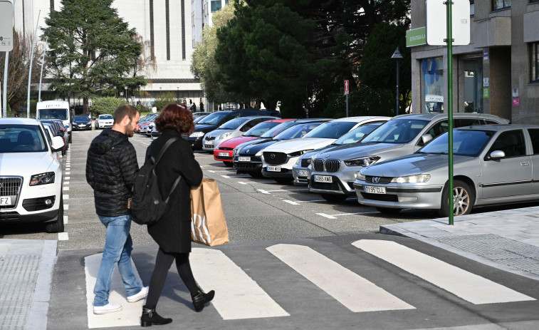 El aparcamiento en batería elimina la doble fila en la calle Roberto Tojeiro de A Cubela