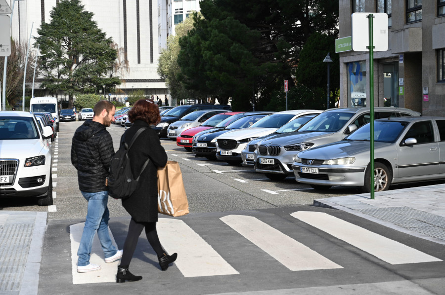 El aparcamiento en batería elimina la doble fila en la calle Roberto Tojeiro de A Cubela