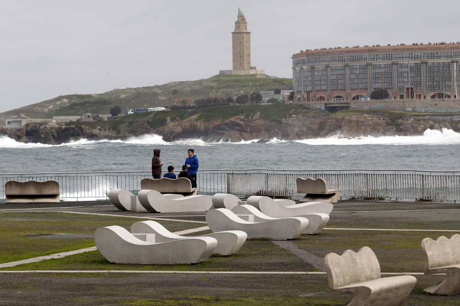 Reportaje | A Coruña sienta como ninguna: los bancos como clave de una ciudad con 55.000 metros cuadrados más para caminar