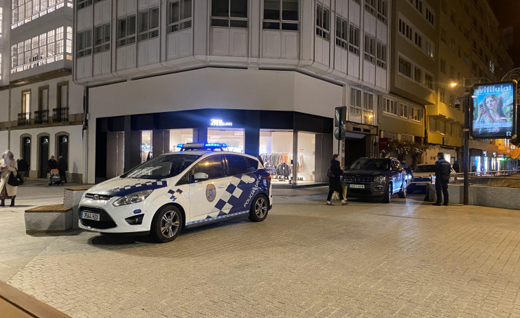La Policía Local sanciona a nueve conductores por invadir la calle Compostela
