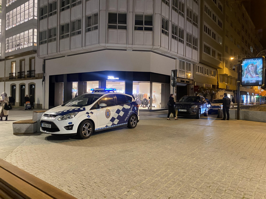 La Policía Local sanciona a nueve conductores por invadir la calle Compostela