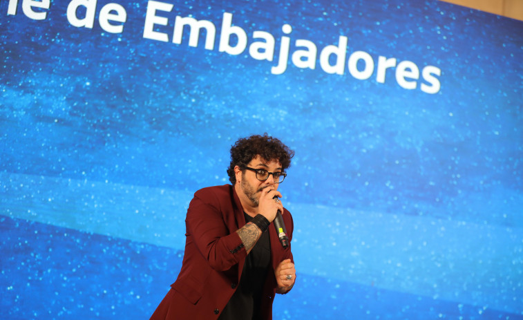 La alcaldesa recoge el guante de David Perdomo para ser pregonero en María Pita