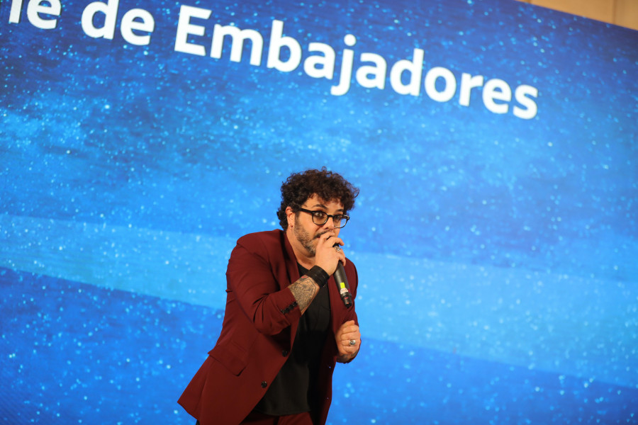 La alcaldesa recoge el guante de David Perdomo para ser pregonero en María Pita
