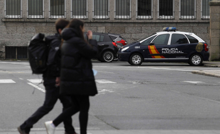 Detienen a tres sujetos en A Coruña por amenazar a un moroso con un pistola de bolitas de plástico