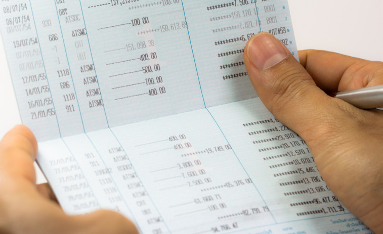 Cuatro de cada diez mayores siguen usando las cartillas o libretas de ahorro