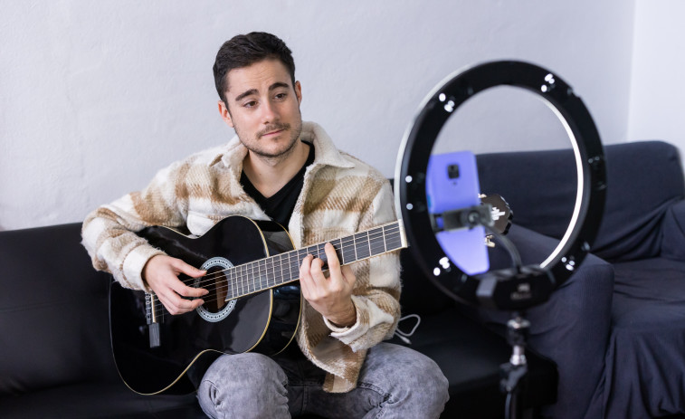 Adrián Campos, el cantante sin discográfica que triunfa en las redes