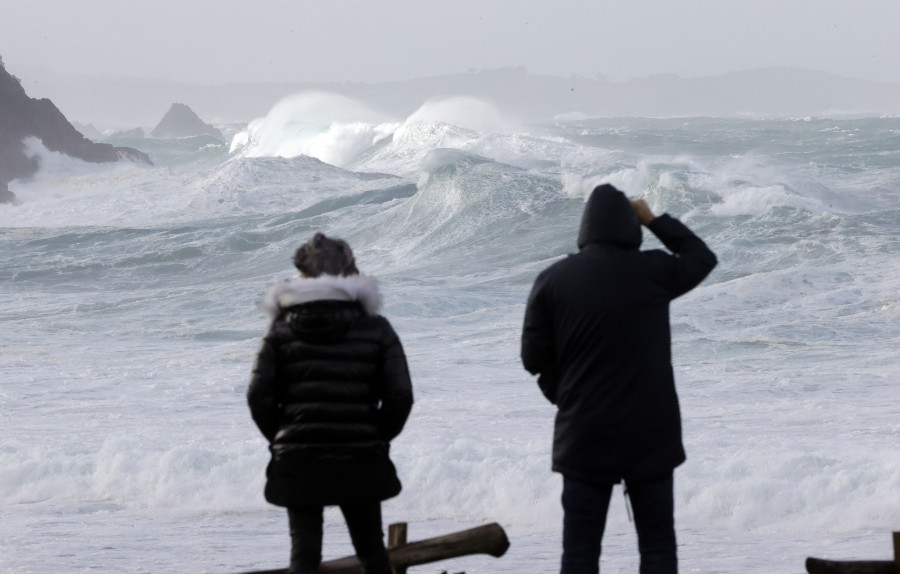 La borrasca Gérard pone en alerta por viento y olas al litoral gallego