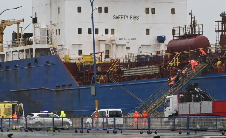 Un petrolero atraca en el muelle de A Coruña por una emergencia sanitaria a bordo