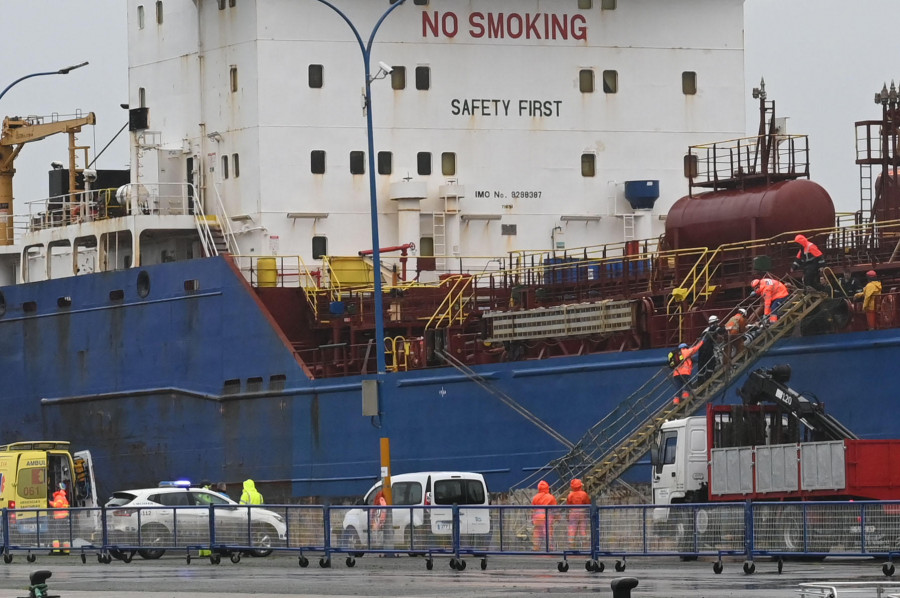 Un petrolero atraca en el muelle de A Coruña por una emergencia sanitaria a bordo