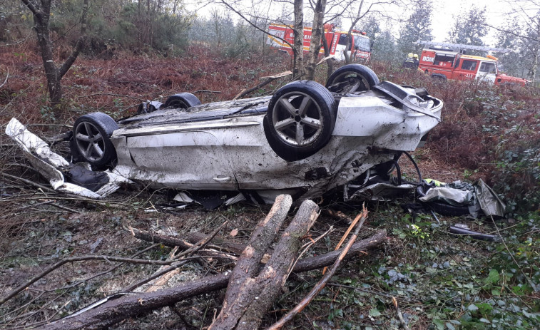 Fallece el conductor de un vehículo que cayó por un terraplén en A Silva, Cerceda