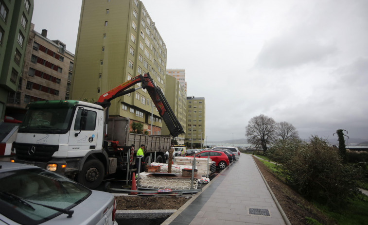 El último tramo de la avenida de Oza gana 44 plazas de aparcamiento con la nueva reforma