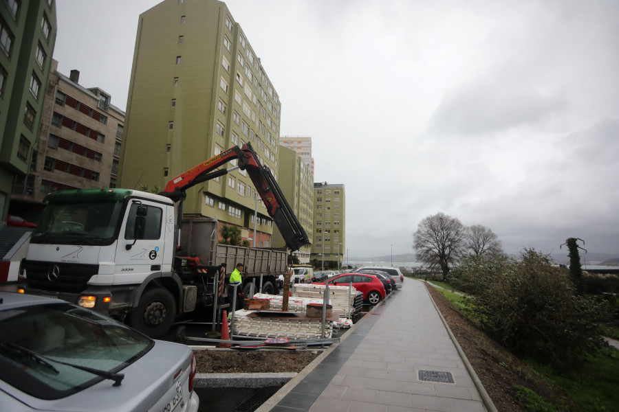 El último tramo de la avenida de Oza gana 44 plazas de aparcamiento con la nueva reforma