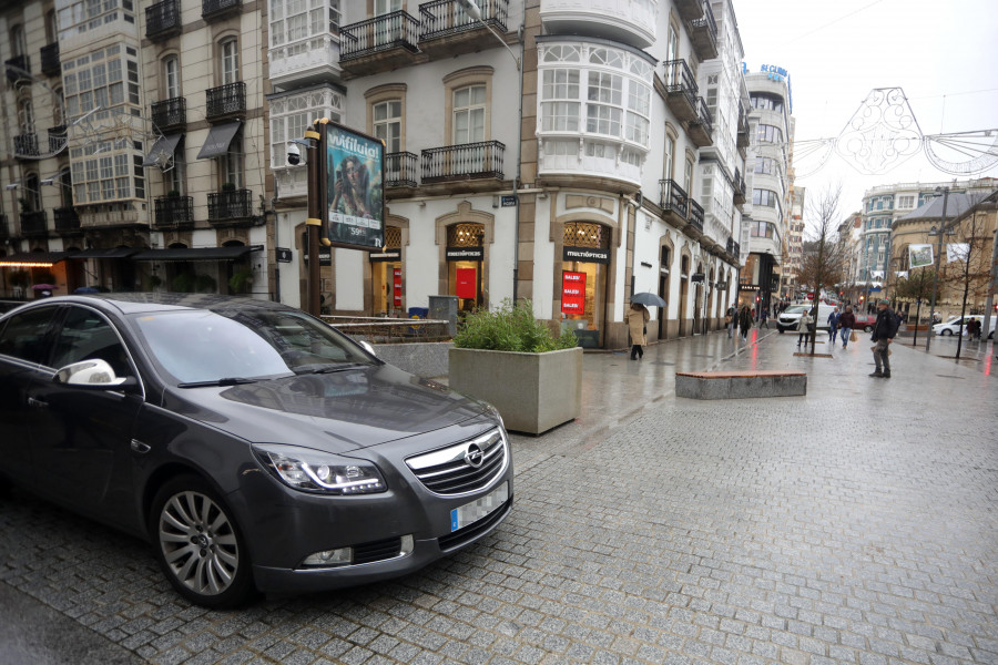 Instalan una maceta en la calle Compostela para evitar los choques contra un banco