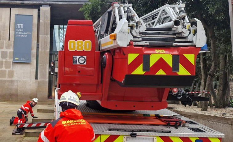 Los Bomberos de A Coruña rescatan a una persona mayor que se había caído en su casa