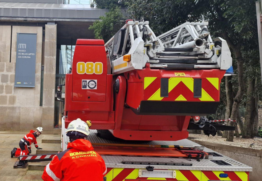 Los Bomberos de A Coruña rescatan a una persona mayor que se había caído en su casa