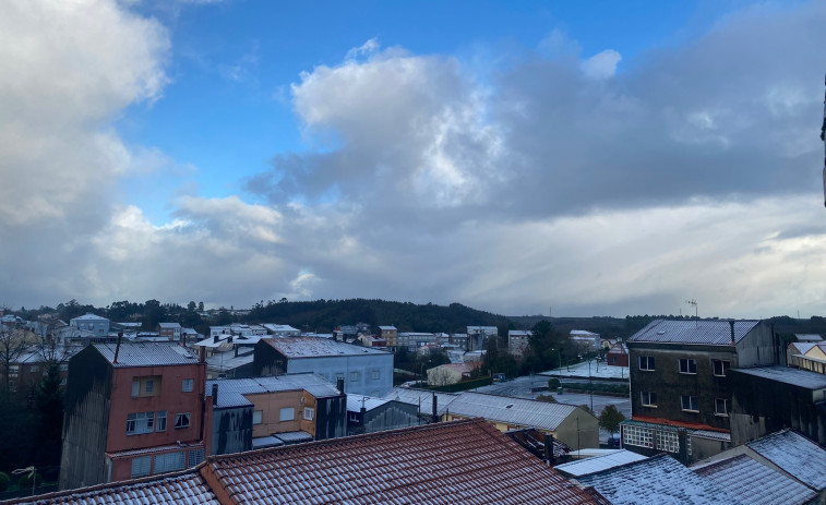 La primera nevada del año en la provincia viste de blanco el interior de la comarca de Betanzos