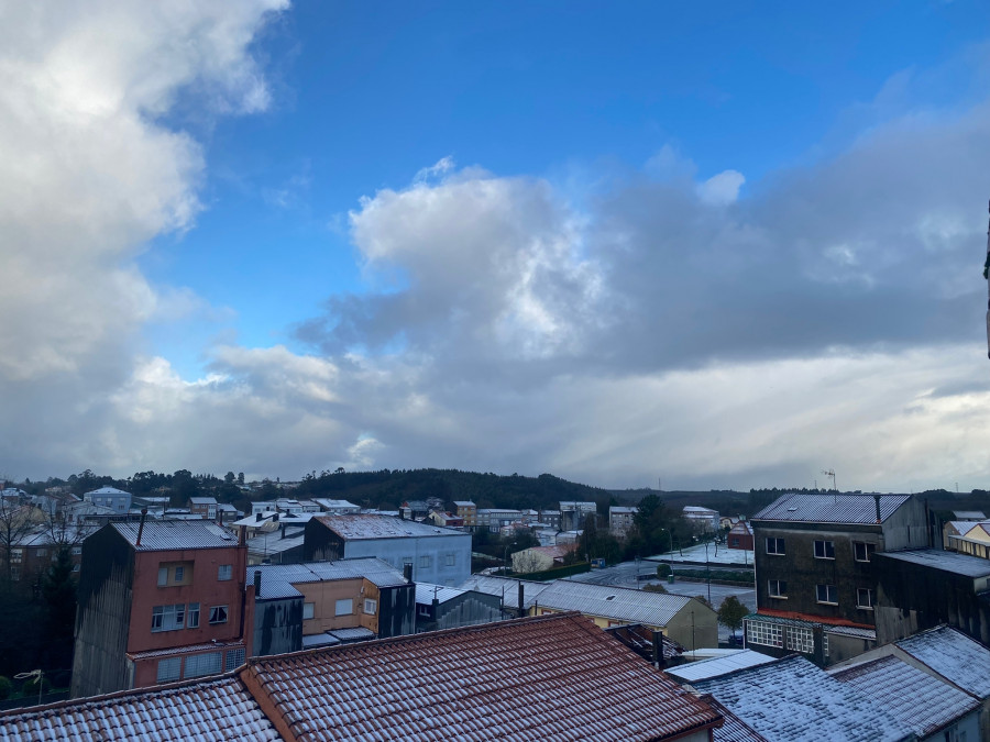 La primera nevada del año en la provincia viste de blanco el interior de la comarca de Betanzos