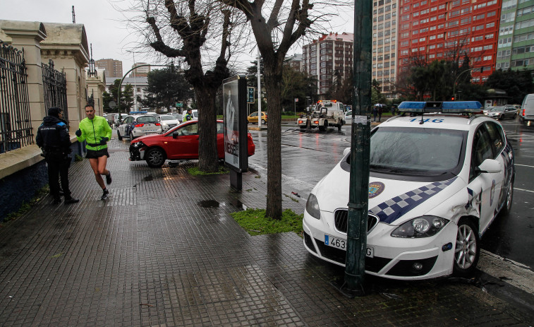 Un coche patrulla del 092 y un turismo colisionan en A Palloza