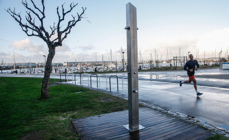 Solicitan baños públicos de forma permanente en la playa de Oza para los deportistas