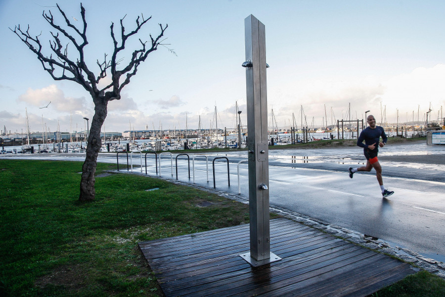 Solicitan baños públicos de forma permanente en la playa de Oza para los deportistas