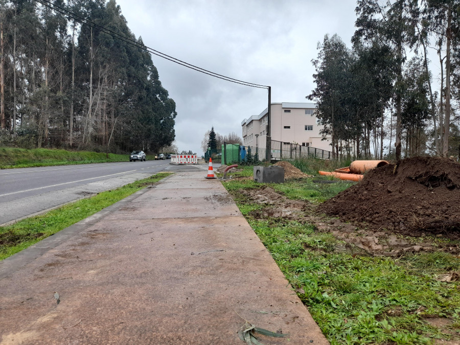 Instalan alumbrado público en una senda peatonal en As Pedreiras