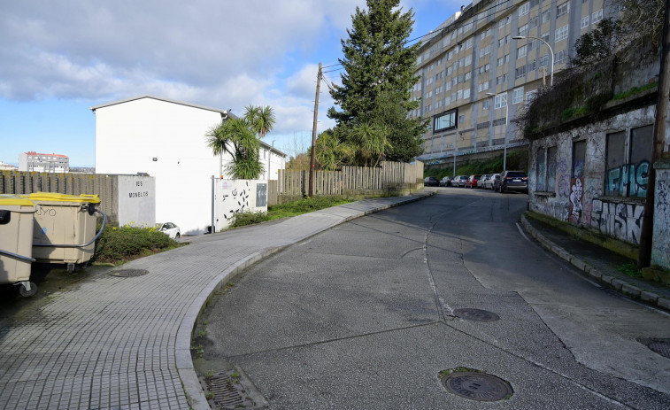 Piden peatonalizar la calle que da acceso al instituto de Monelos