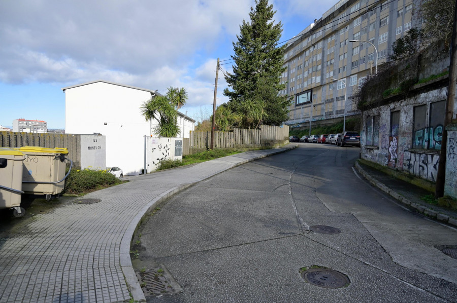 Piden peatonalizar la calle que da acceso al instituto de Monelos