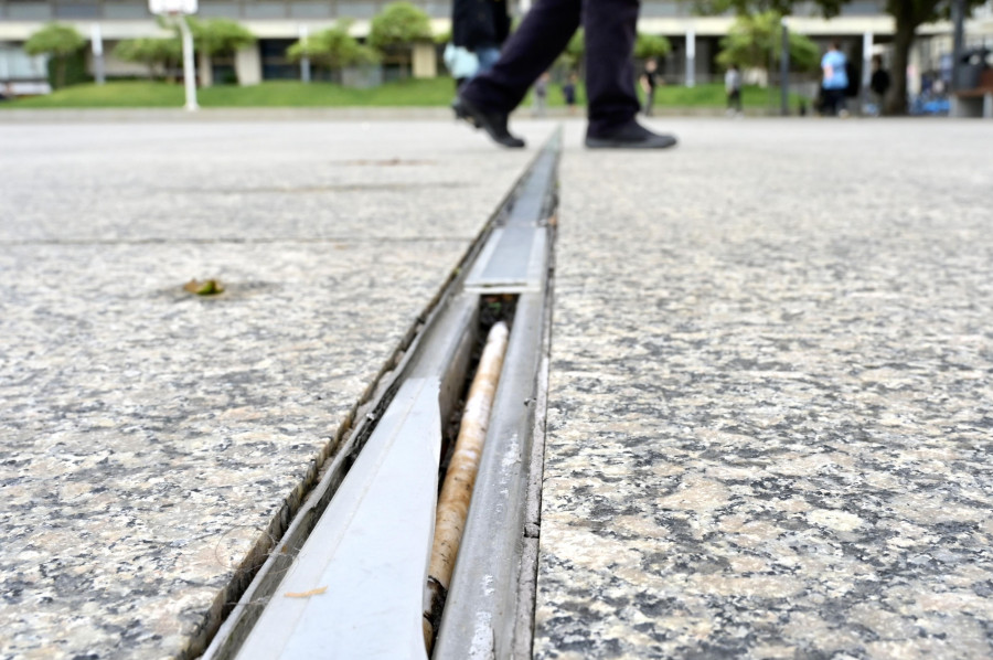 Sufre un accidente por el mal estado del enlosetado junto a la plaza de Pontevedra tras advertir del riesgo