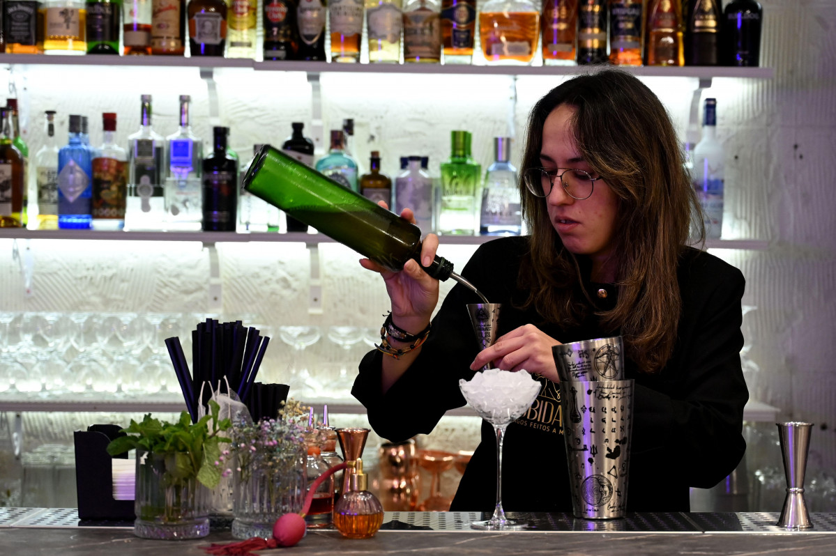 La bartender de Du00fabidas, en la calle de la Franja, prepara un cu00f3ctel  Pedro Puig