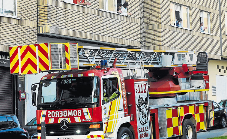 Alertan a la Policía y a los Bomberos de A Coruña por un hombre tirado en un bajo de Adelaida Muro