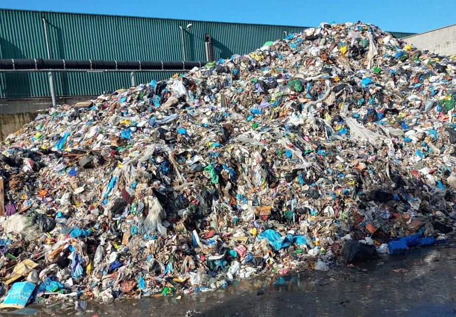 La basura sigue acumulada en Nostián mientras la plantilla y dirección de empresa acercan posturas