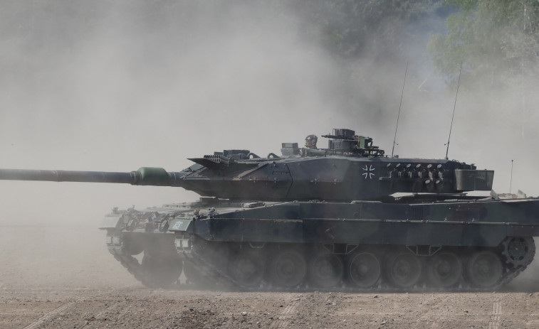 Robles confirma que España enviará 6 carros de combate Leopard a Ucrania
