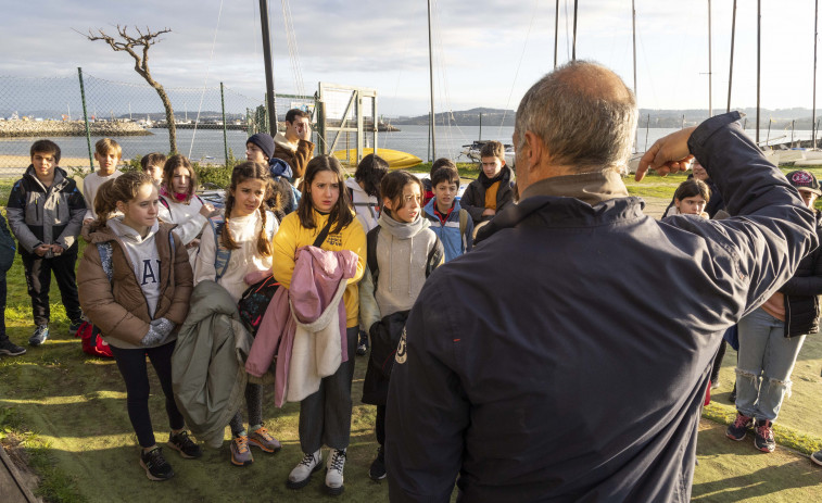 Los alumnos del CEIP Torre de Hércules participan en el programa de deporte a vela