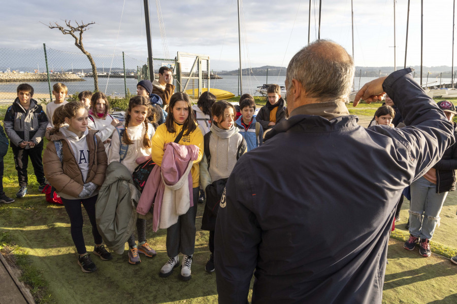 Los alumnos del CEIP Torre de Hércules participan en el programa de deporte a vela