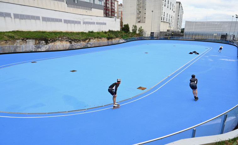 El Ayuntamiento soluciona las deficiencias en la pista de patinaje de Novo Mesoiro tras la reunión con los vecinos