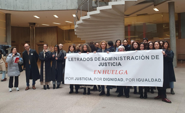 La huelga judicial paraliza el desalojo de la casa okupa de la avenida de Oza