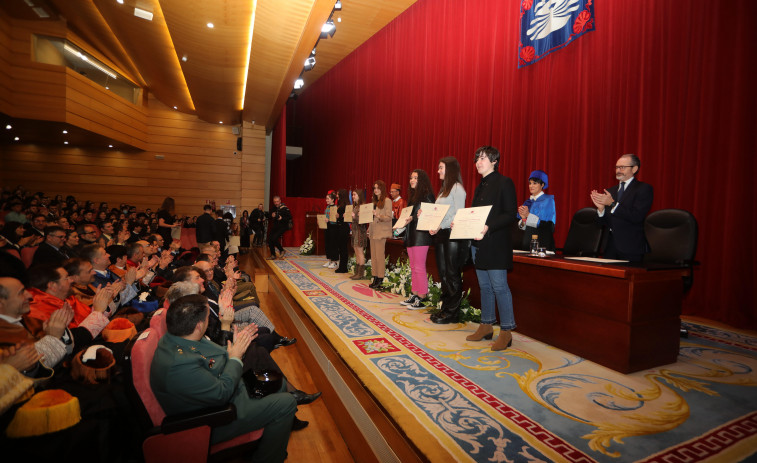 La UDC premia a los alumnos y docentes más destacados ante un paraninfo lleno de ilusión