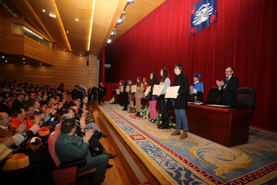 La UDC premia a los alumnos y docentes más destacados ante un paraninfo lleno de ilusión