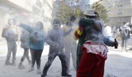 Xinzo arranca su carnaval más festivo, con 'batalla' de harina y charangas
