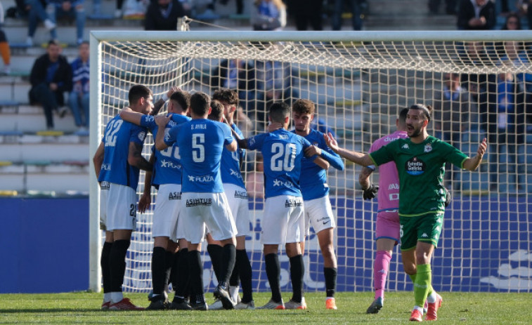 2-2. El Depor cede en el descuento y a balón parado