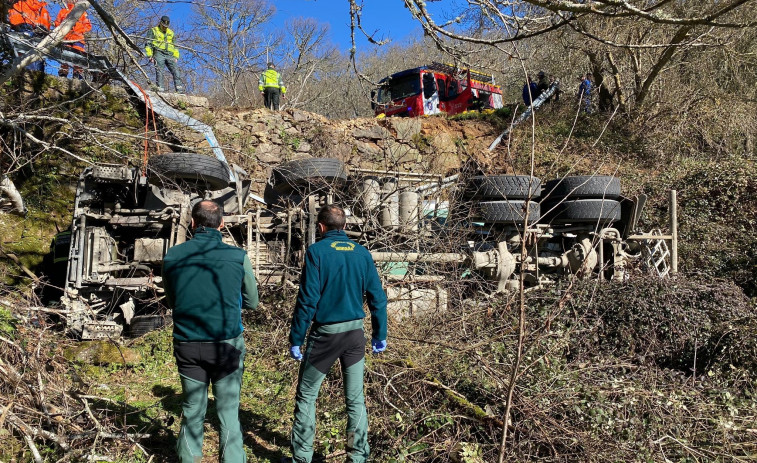 Muere el conductor de un camión hormigonera caído por un desnivel en Manzaneda