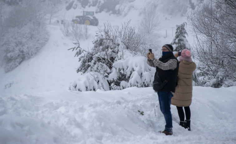 Colas de hasta cinco kilómetros para ver la nieve en O Cebreiro