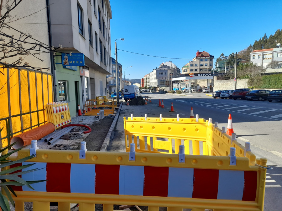 Arteixo aborda los trabajos de mejora de la calle principal de Vilarrodís desde varios frentes a la vez
