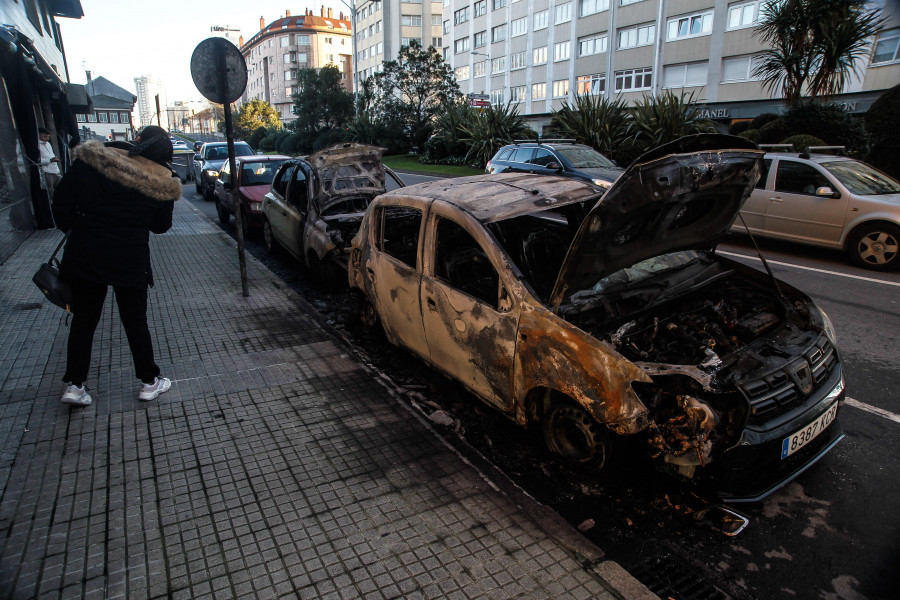 Arden cuatro vehículos en dos puntos distintos de A Coruña