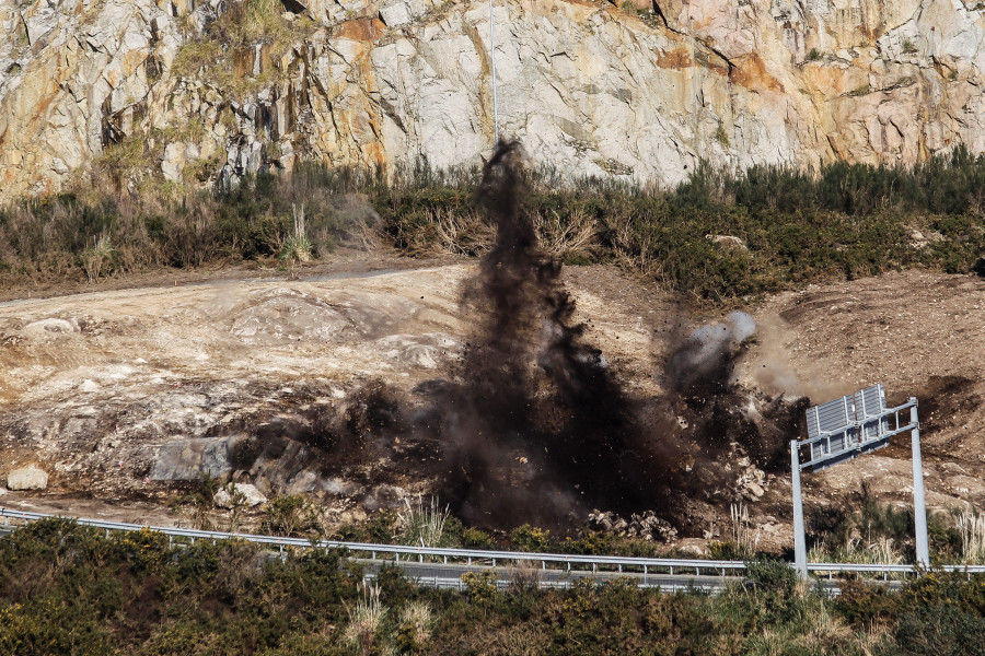 Voladura en Langosteira para avanzar con las obras del tren al Puerto Exterior