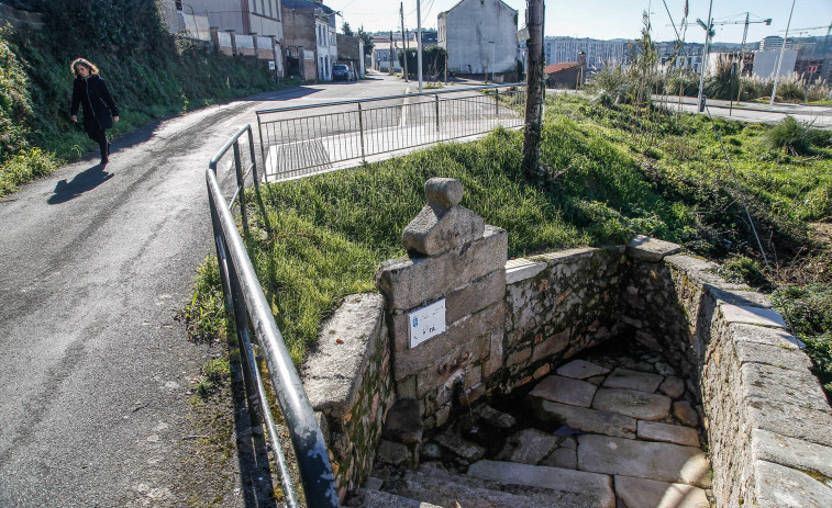 Piden la rehabilitación de la Fonte dos Caños, ubicada en la frontera entre Eirís y Xuxán