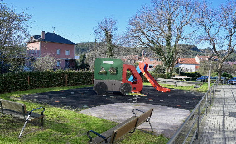 Los vecinos de Mesoiro exigen mejoras en el parque infantil para garantizar la seguridad